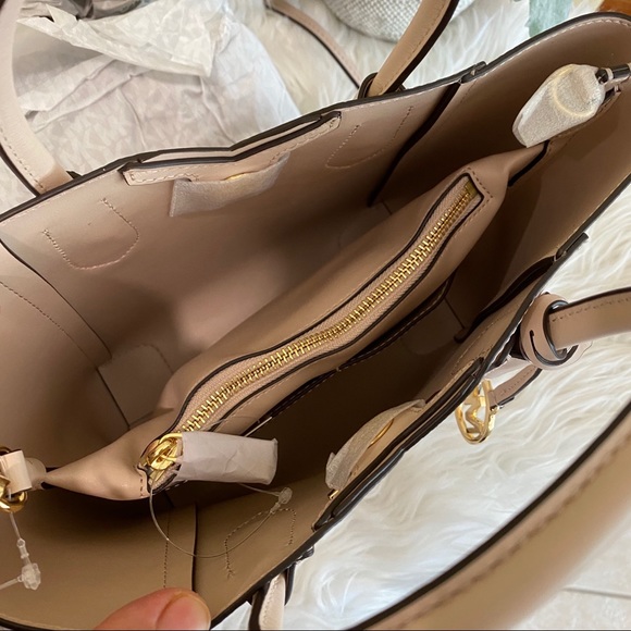 Michael Kors Mae small messenger bag - Picture 9 of 13